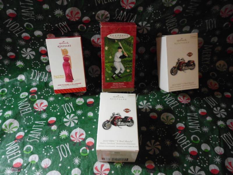lot 222 image: HALLMARK KEEPSAKE ORNAMENTS