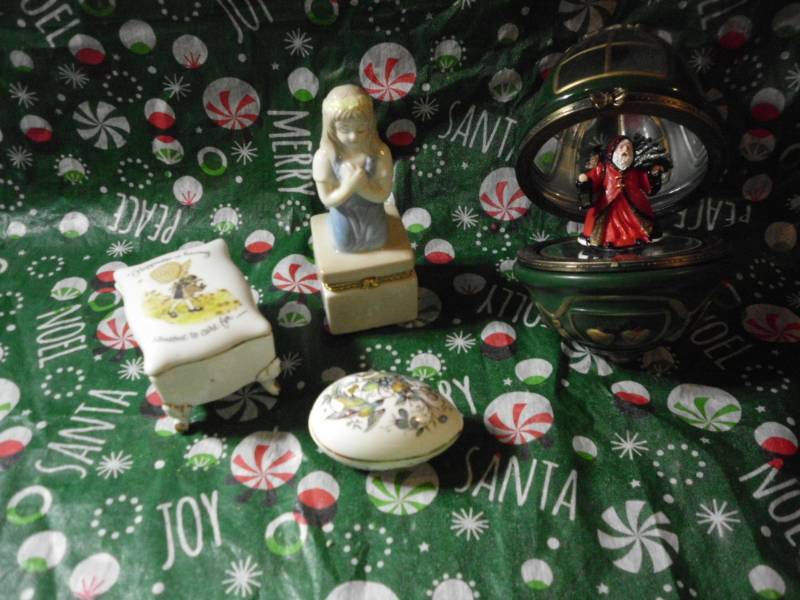 lot 265 image: TRINKETS