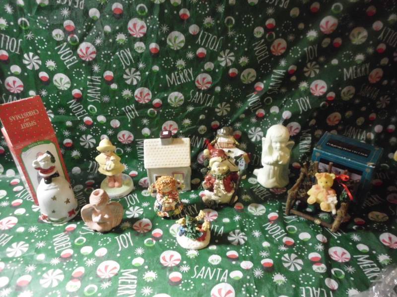 lot 266 image: CHRISTMAS CERAMIC PIECES