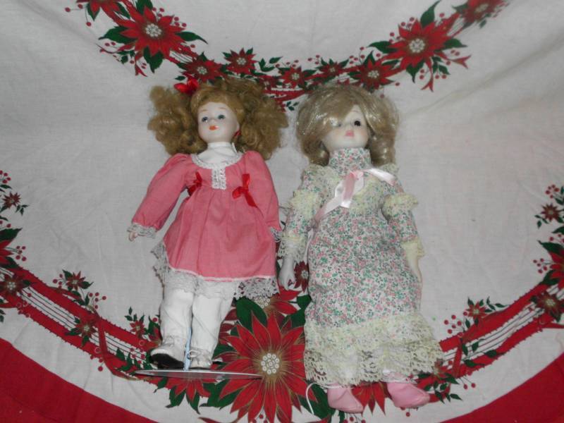 lot 242 image: PORCELAIN DOLLS