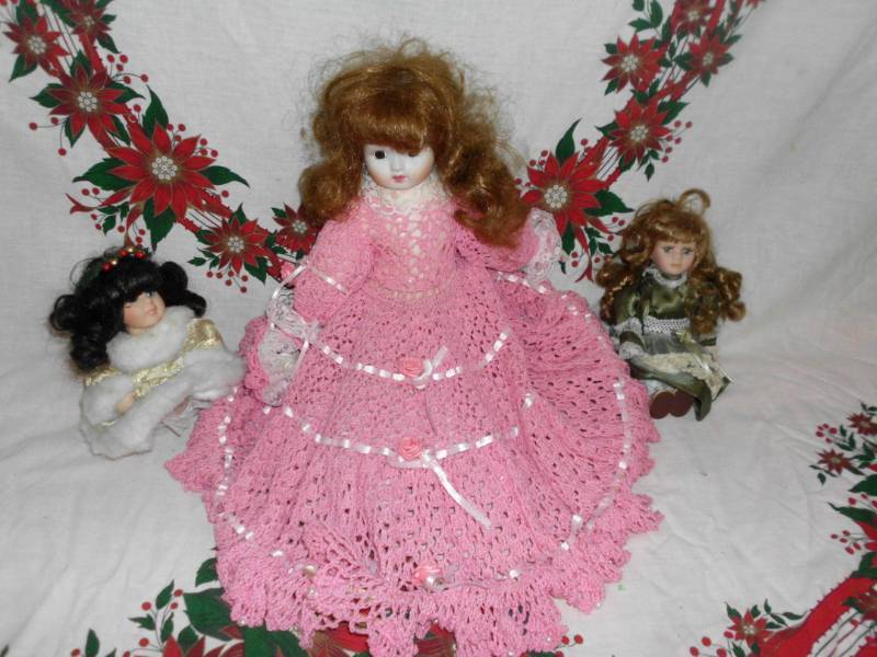 lot 243 image: PORCELAIN DOLLS