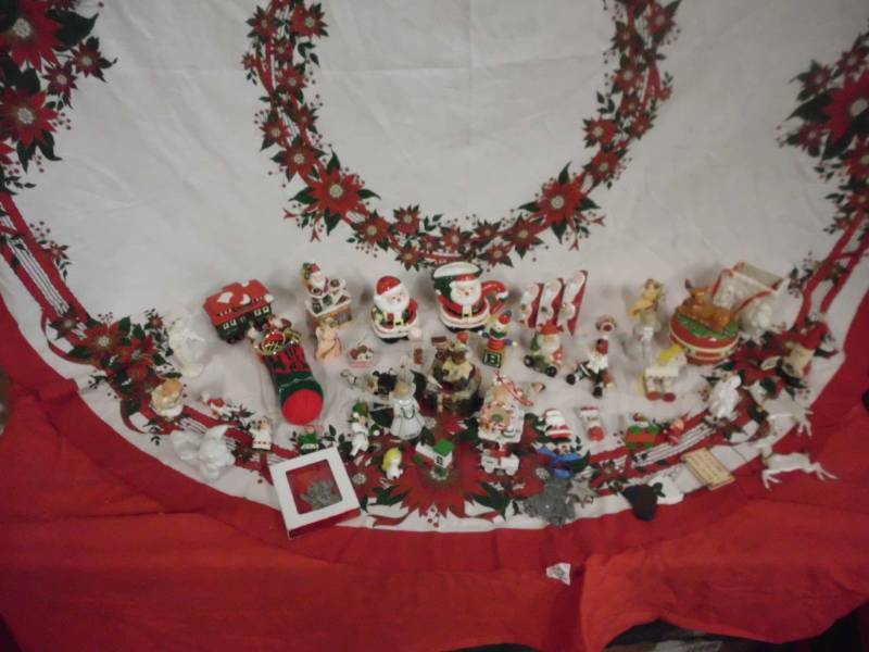 lot 261 image: CHRISTMAS ORNAMENTS