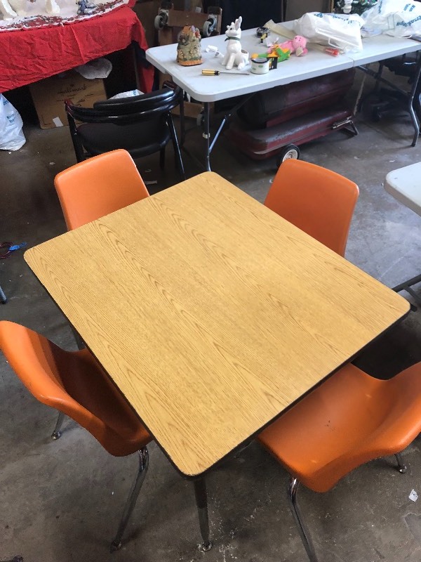 lot 605 image: TABLE W CHAIRS