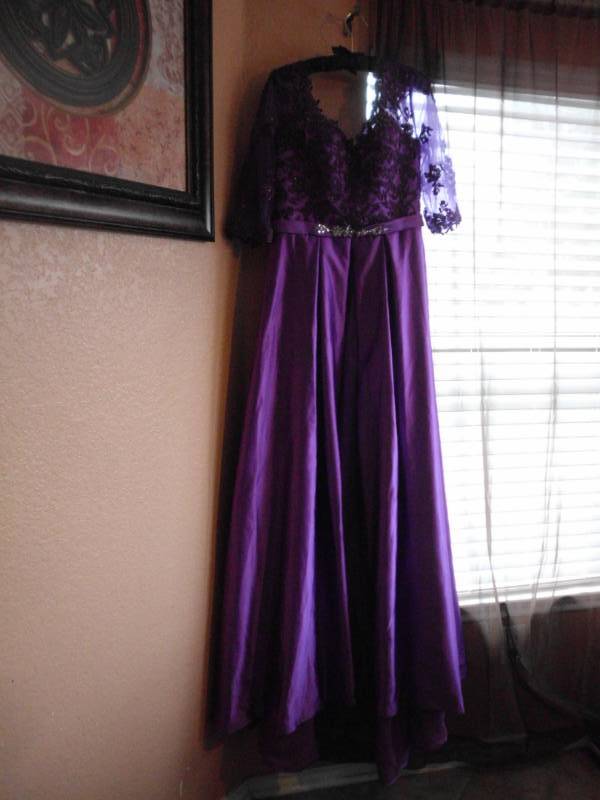 lot 289 image: OYISHA FORMAL GOWN