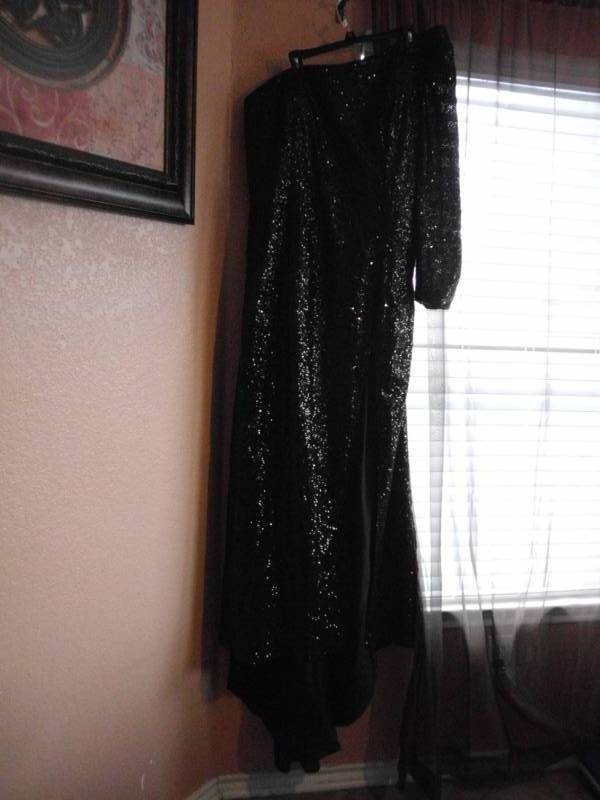 lot 290 image: FORMAL GOWN