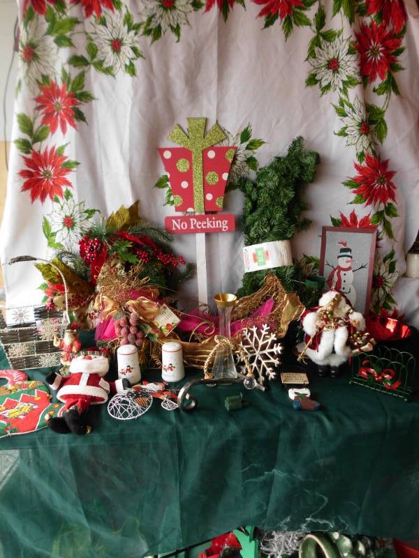 lot 300 image: MISC CHRISTMAS ITEMS