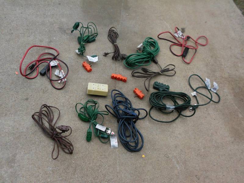 lot 562 image: EXTENSION CORDS