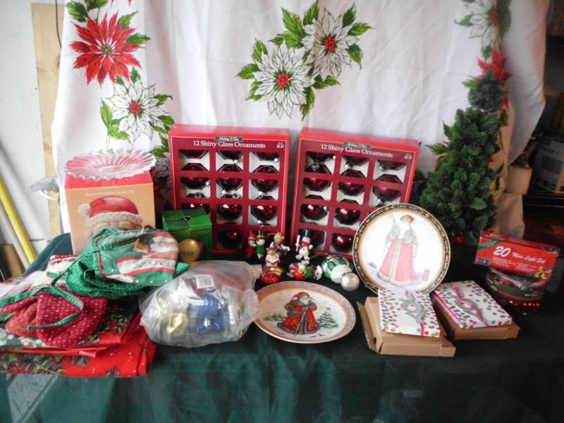 lot 572 image: MISC CHRISTMAS ITEMS