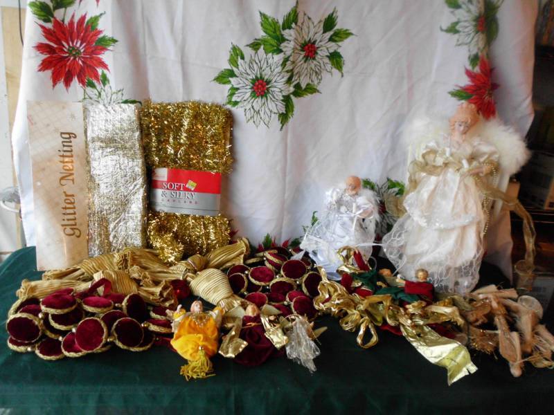 lot 573 image: MISC CHRISTMAS ITEMS