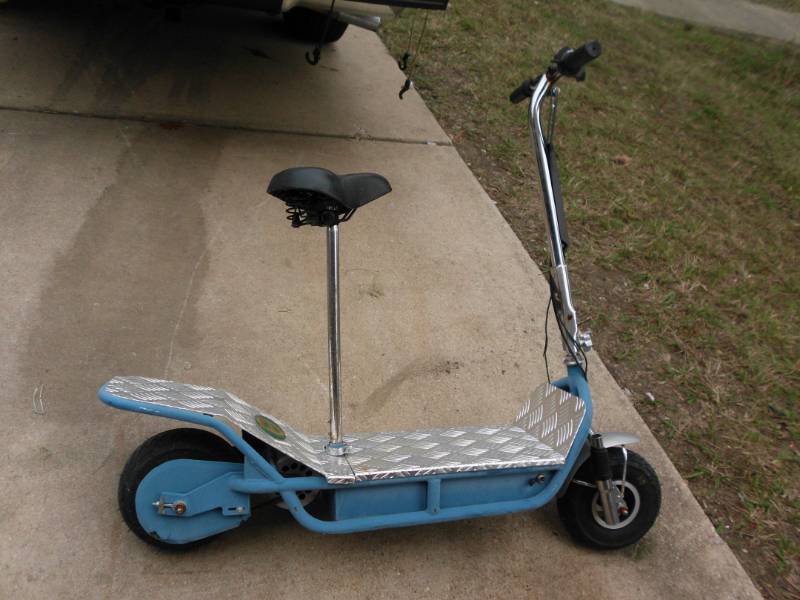 lot 576 image: THUNDER BOLT SCOOTER