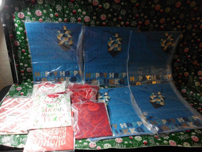lot 591 image: GIFT BAGS
