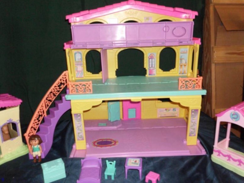 lot 609 image: DORA DOLL HOUSE