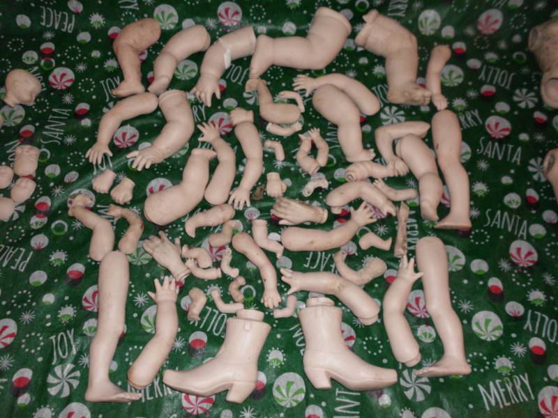 lot 599 image: VINTAGE PORCELAIN DOLL PARTS