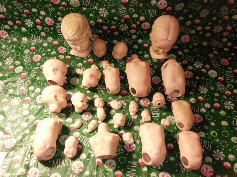 lot 600 image: VINTAGE PORCELAIN DOLL PARTS