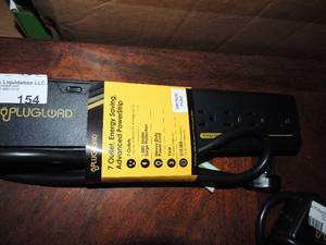 lot 154 image: PLUGLOAD - 7 OUTLET STRIP W USB  NEW