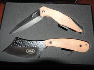 lot 132 image: KENTUCKY CUTLERY  -  2 PC WOOD HANDLE KNIFE SET  W SHEATH     NEW IN PKG