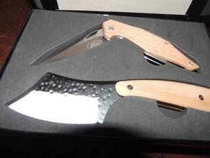 lot 79 image: KENTUCKY CUTLERY  -  2 PC WOOD HANDLE KNIFE SET  W SHEATH     NEW IN PKG