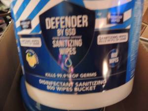 lot 82 image: DEFENDER  SANITIZING WIPES  800 COUNT PAIL  NIP