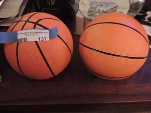lot 137 image: Basketballs MED SIE   QTY 2