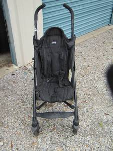 lot 32 image: Chicco childs stroller