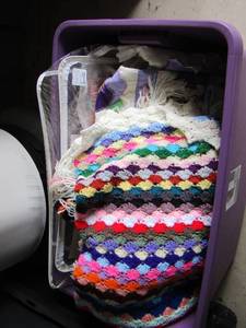 lot 33 image: Tote of throw blankets and quilts