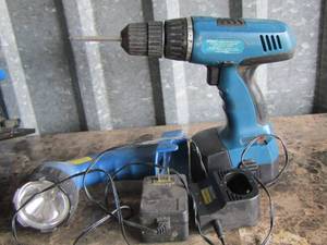 lot 47 image: drill , flash light and battery charger