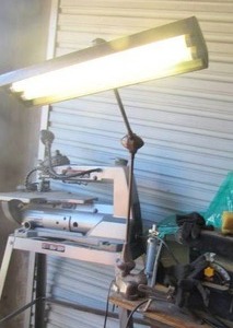 lot 81 image: VINTAGE CLIP-ON DESK LAMP