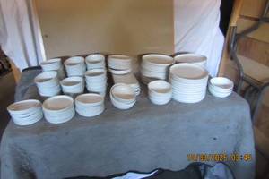 lot 174 image: CRATE AND BARRELL DISHWARE WHITE MELAMINE