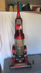 lot 89 image: HOOVER DELUX BAGLESS VACUMN