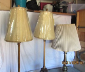 lot 90 image: LAMPS MATCHING PAIR PLUS ONE ALL NICE