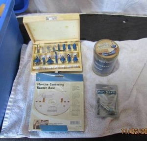 lot 70 image: ROUTRER BIT SET, BENCH COOKIES, MORTISE CENTERING BASE, ROCKLER SPECIALTY BIT