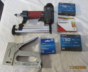 lot 146 image: BRIGGS AND STRATTEN 18 GUAGE NAILER STAPLES ,AND HEAVY DUTY NAILER STAPLE GUN