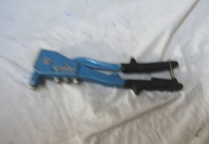 lot 166 image: COBRA HAND RIVET GUN