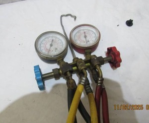 lot 141 image: UNIWELD REFRIDGERANT MANIFOLD GUAGESET WORTH 110.00
