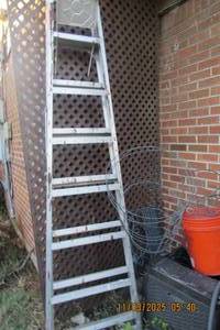 lot 128 image: 8 FOOT ALUMINUM LADDER