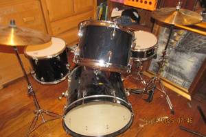 lot 3 image: 4 PIECE BLACK SOUND PERCUSSION DRUM SET