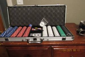 lot 186 image: POKER SET IN METAL LATCHING CASE