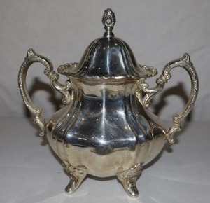 lot 7 image: Silver Plate creamery. 6w x 5h. weight 15.65 oz.