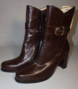 lot 16 image: NEW never worn Womens Brown Leather Boots. 3 heel, size 5.5 by LADY YANNIN