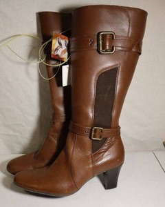 lot 19 image: NEW never worn Womens Brown Leather Boots. Buckle boots, 3 heel, size 10. LADY YANNIN