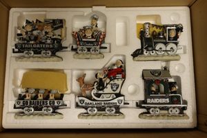 lot 23 image: Oakland Raiders Santa Christmas train figurines - Holiday Halftime rail