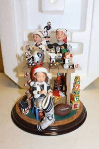 lot 26 image: Oakland Raiders Elves 7 figurine