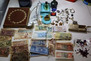 lot 171 image: Misc. jewelry and gift store items, see photos