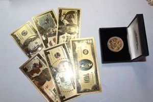 lot 173 image: Novelty Gold folded money and Bicentennial coin collectibles