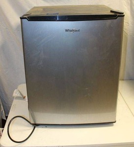 lot 211 image: Whirlpool mini frig