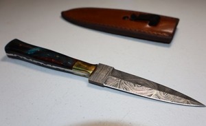 lot 251 image: 3.5 blade Dagger knife with leather sheath