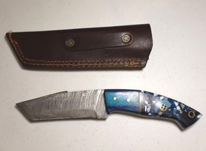 lot 252 image: 3.5 blade Tanto knife with leather sheath