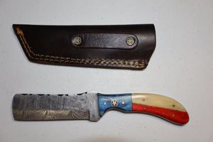 lot 254 image: 3.50 blade Texas flag Cowboy bull cutter knife with leather sheath.