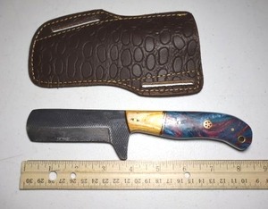 lot 267 image: 4 blade Cowboy Bull Cutter textured knife with leather sheath. Wood and resin handle.