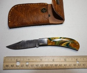 lot 270 image: 2.75 blade Folding pocket knife with leather sheath.  Marbled resin handle.